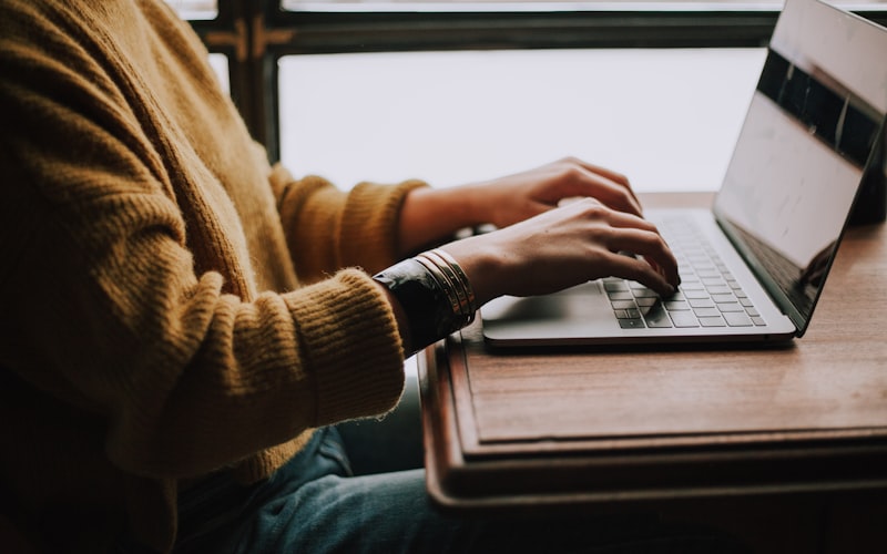 Étudiants partageant un repas économique ensemble