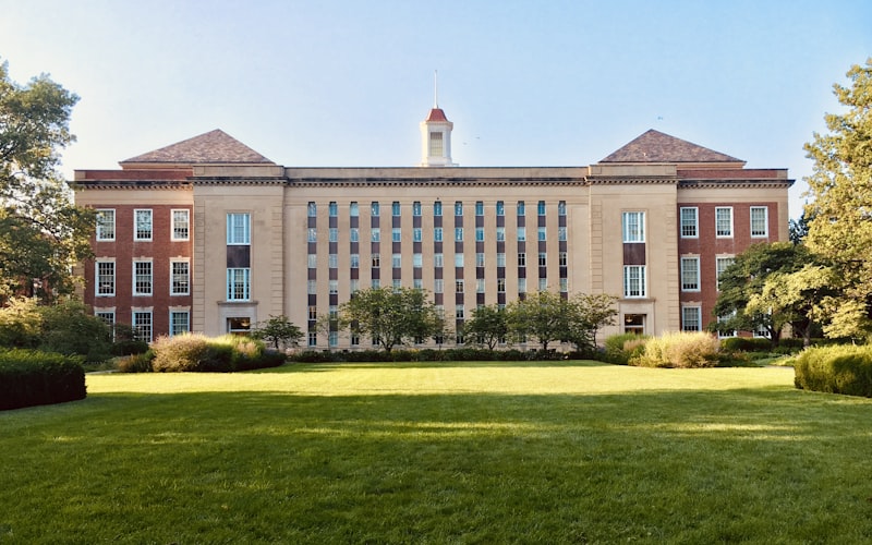 Campus d'école de commerce avec étudiants