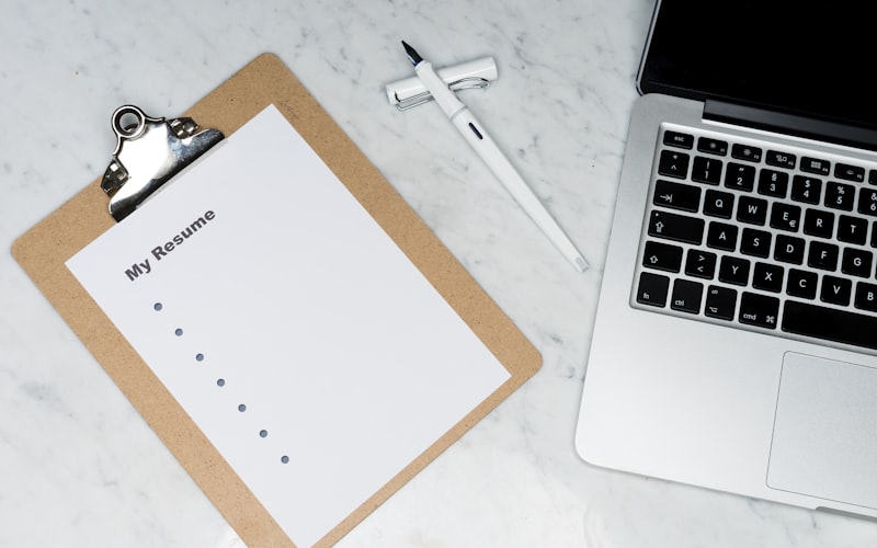 Mise en page professionnelle d'un CV sur ordinateur