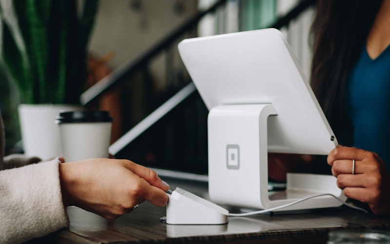 Groupe d'étudiants discutant autour d'un projet