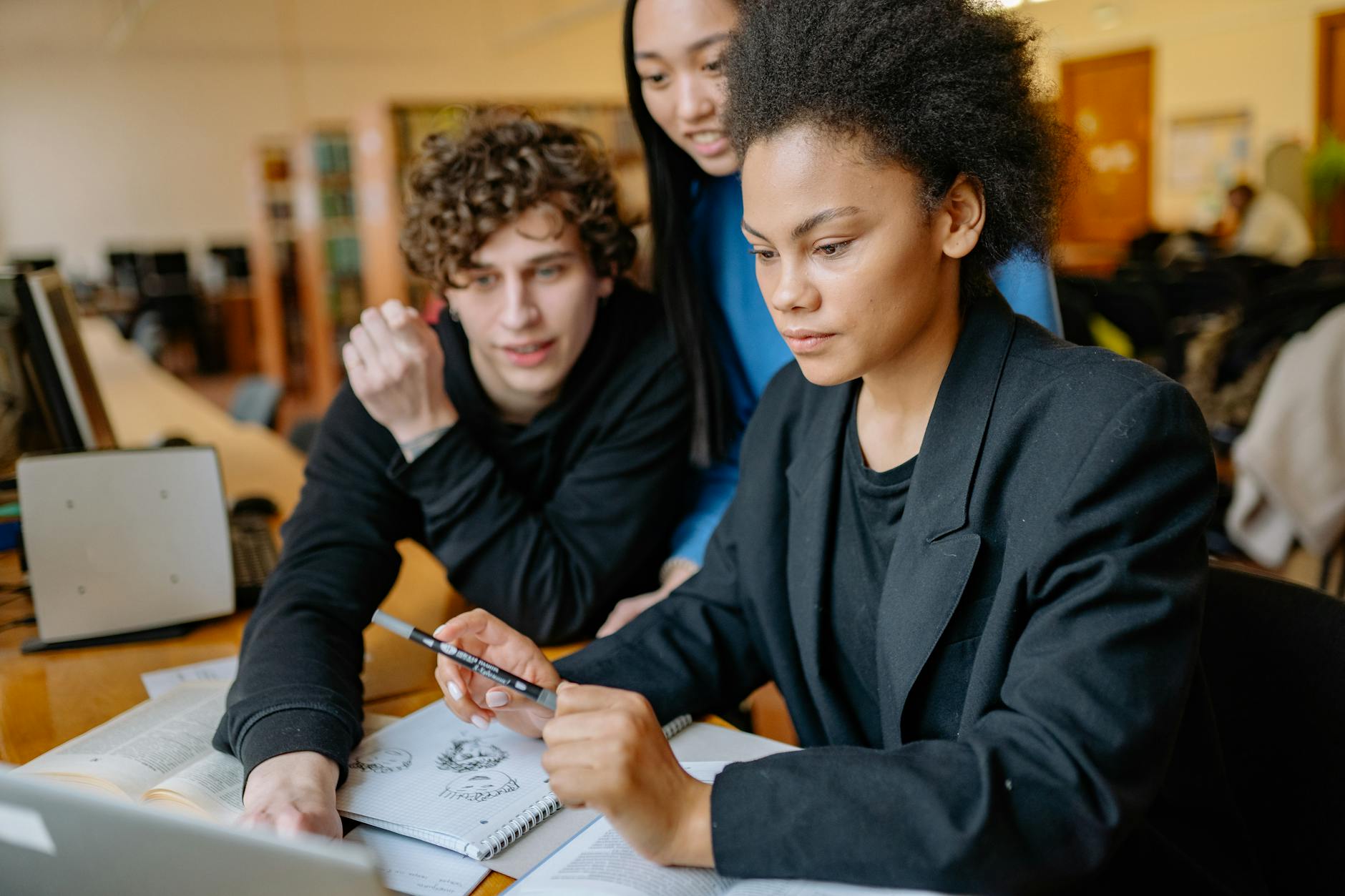 Alternance vs Stage : Quel chemin choisir pour ton avenir professionnel ?